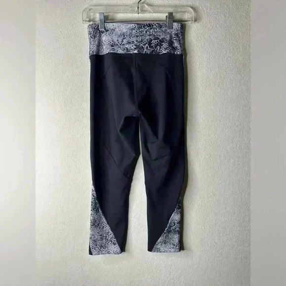 Lululemon Sweat & Repeat Crop 22” Black/Serigraph Starlight Black Multi … - Picture 3 of 6